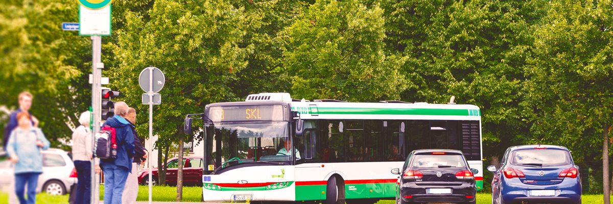 Bus im Straßenverkehr.