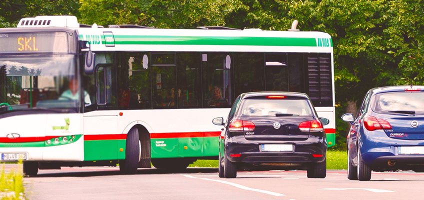 Bus im Straßenverkehr.