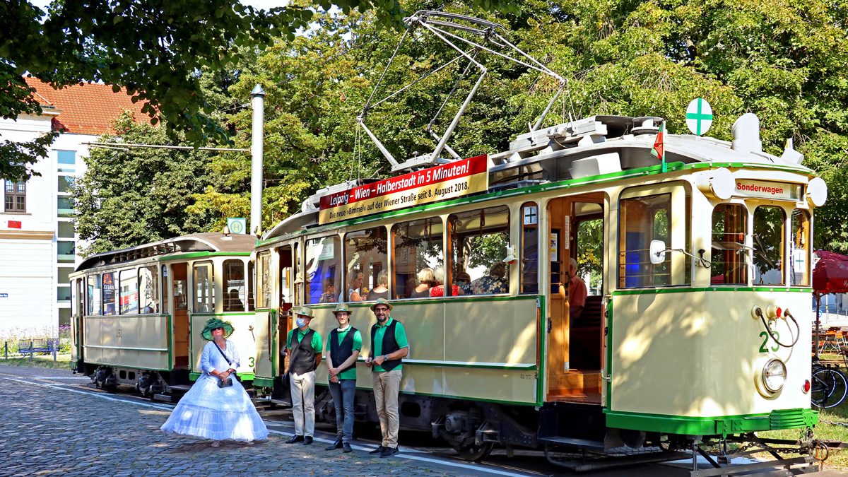 Historische Straßenbahn während einer Stadtführung.