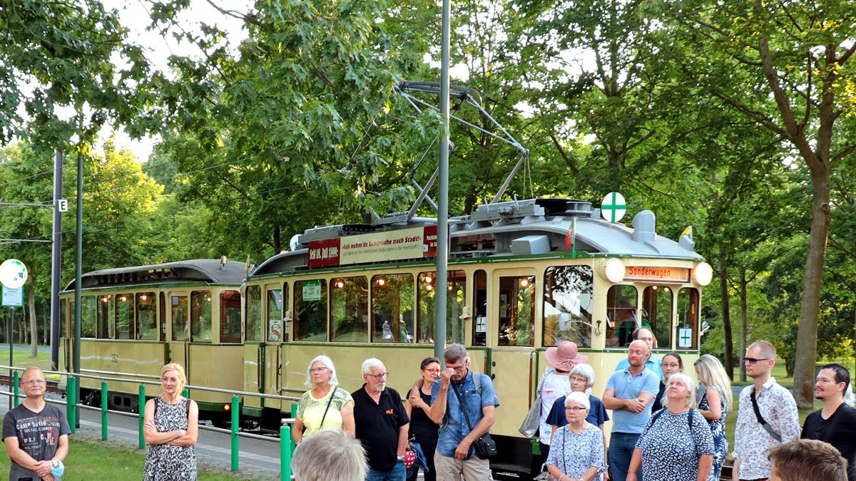 Historische Straßenbahn während einer Stadtführung.