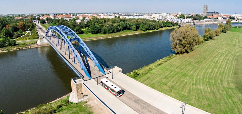 Bus fährt über die Sternbrücke in den Stadtpark.