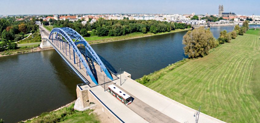 Bus fährt über die Sternbrücke in den Stadtpark.