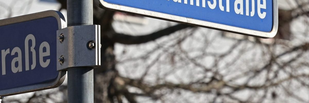 Nahaufnahme des Straßenschildes der Kritzmannstraße.