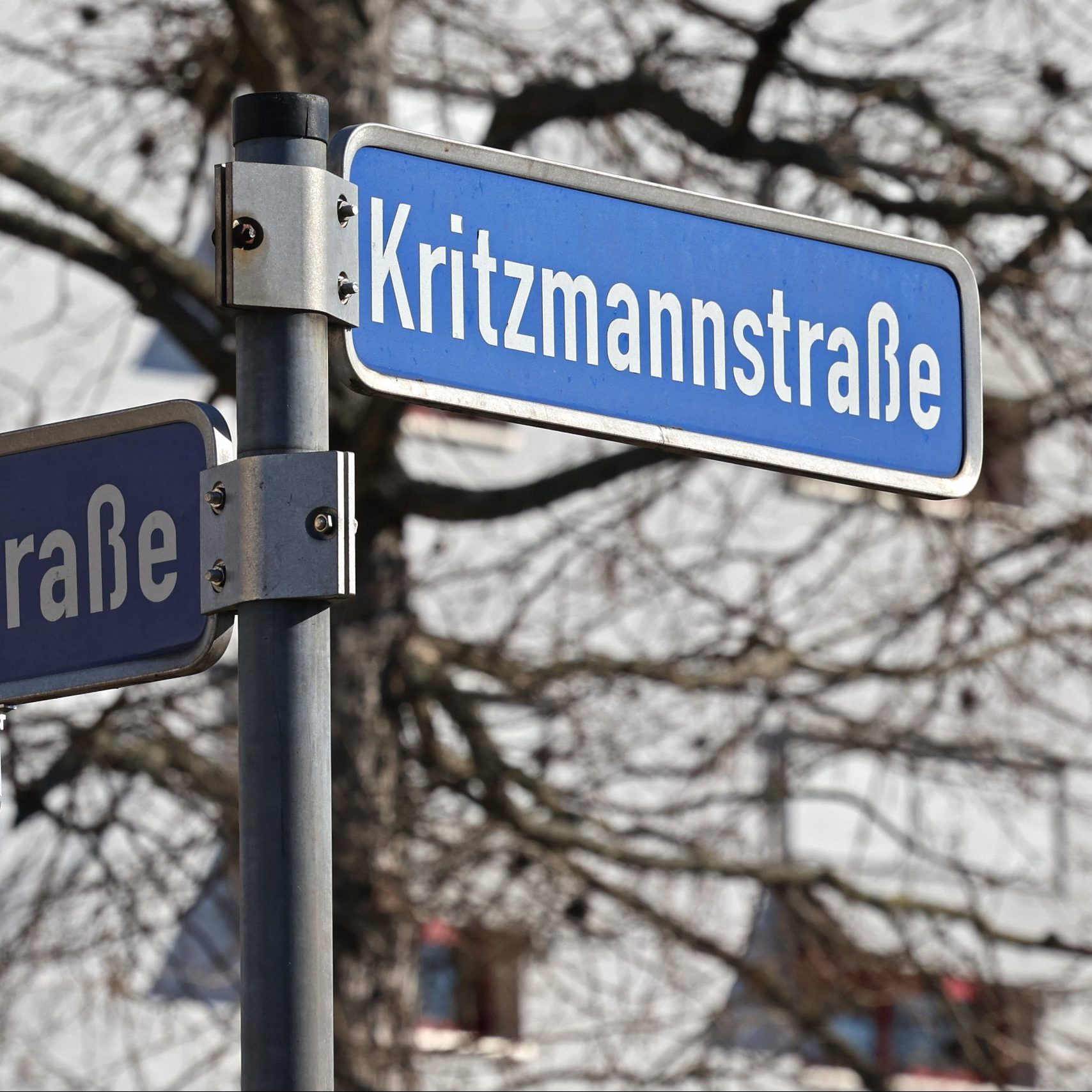 Nahaufnahme des Straßenschildes der Kritzmannstraße.