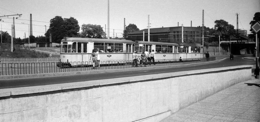 Schwarzweiß Fotografie einer Straßenbahn am Damaschkeplatz um 1976.