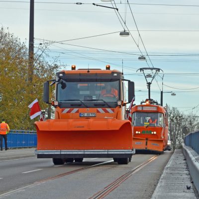 Winterdienstfahrzeuge auf reifen und auf Schienen