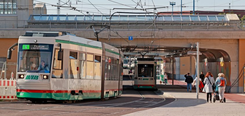 Straßenbahnen fahren unter den Eisenbahnbrücken am Hauptbahnhof lang.