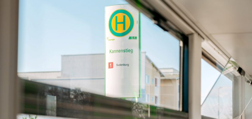 Haltestellenschild vom Kannenstieg auf den Fenstern einer Straßenbahn heraus fotografiert.