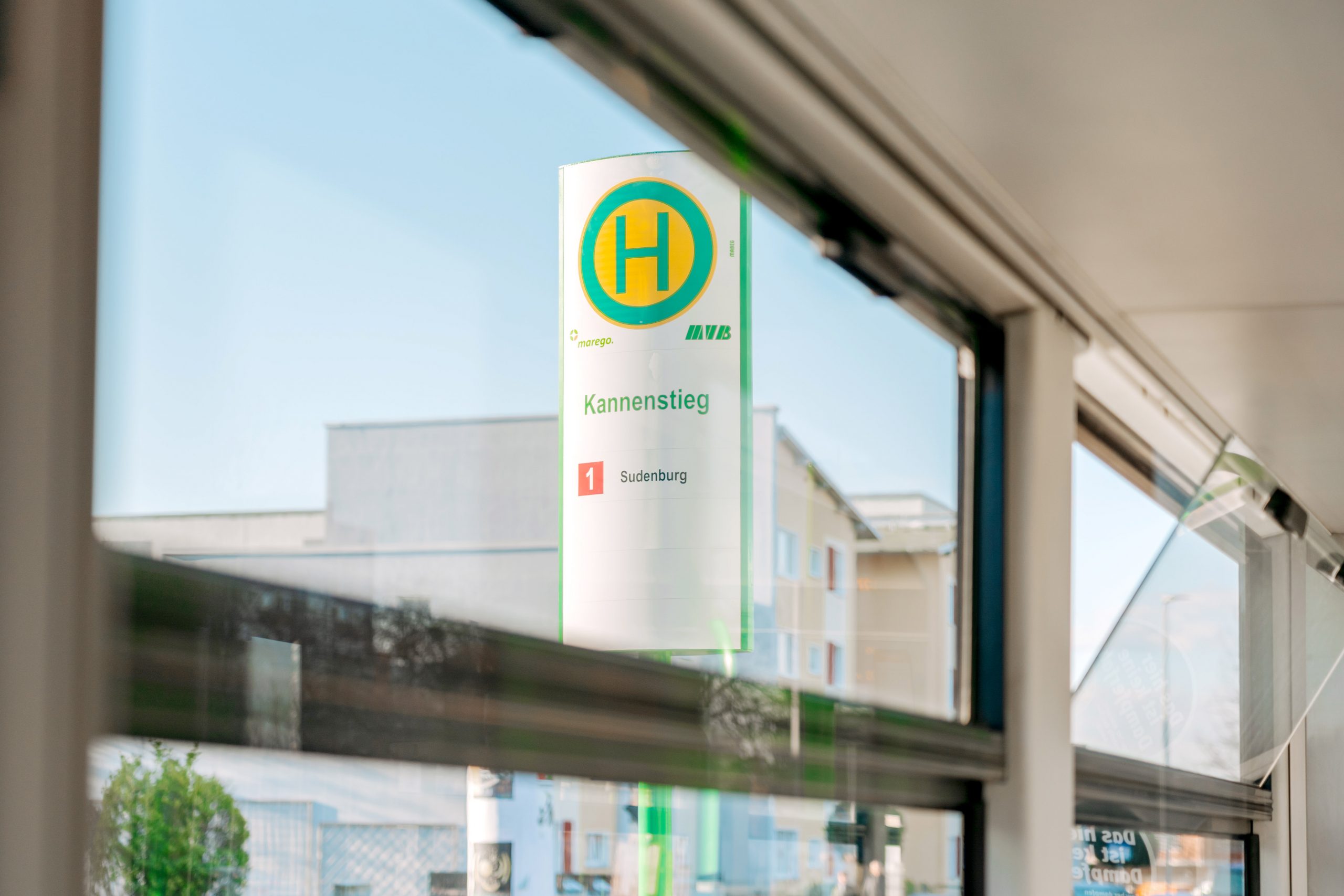 Haltestellenschild vom Kannenstieg auf den Fenstern einer Straßenbahn heraus fotografiert.