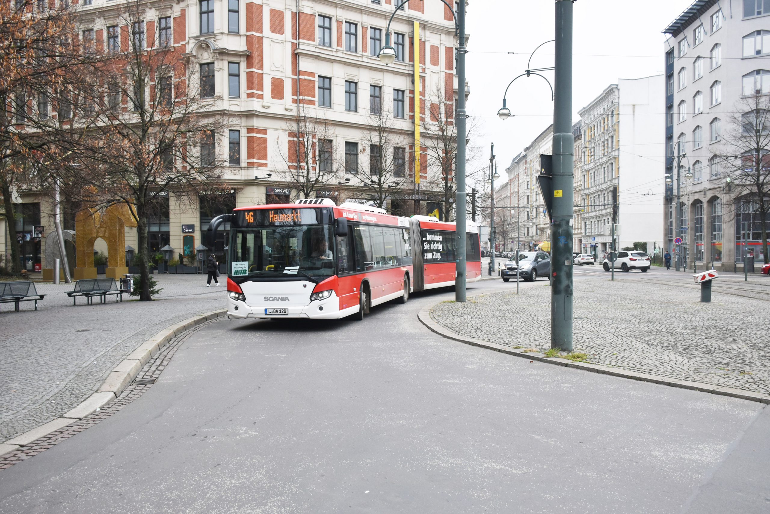 Bus der Linie 46 zum Heumarkt auf dem Hasselbachplatz.