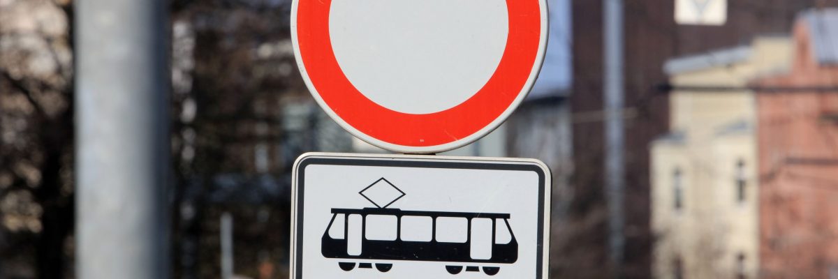 Durchfahrt Verboten Schild mit Zusatzschild, dass Straßenbahnen freie Fahrt haben.