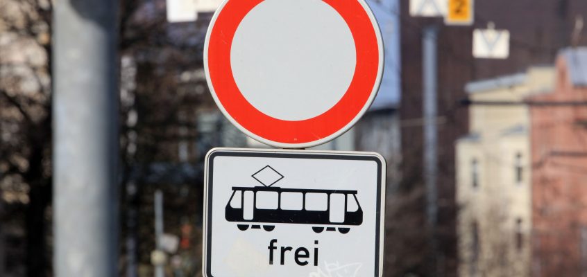 Durchfahrt Verboten Schild mit Zusatzschild, dass Straßenbahnen freie Fahrt haben.