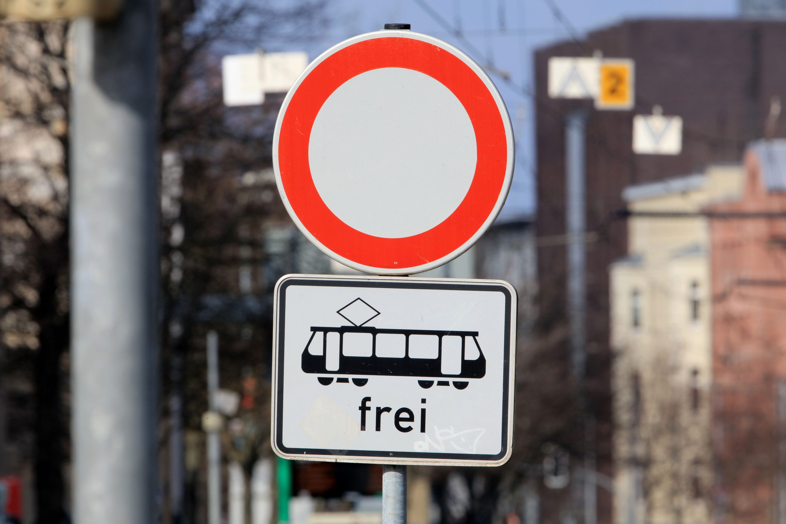 Durchfahrt Verboten Schild mit Zusatzschild, dass Straßenbahnen freie Fahrt haben.