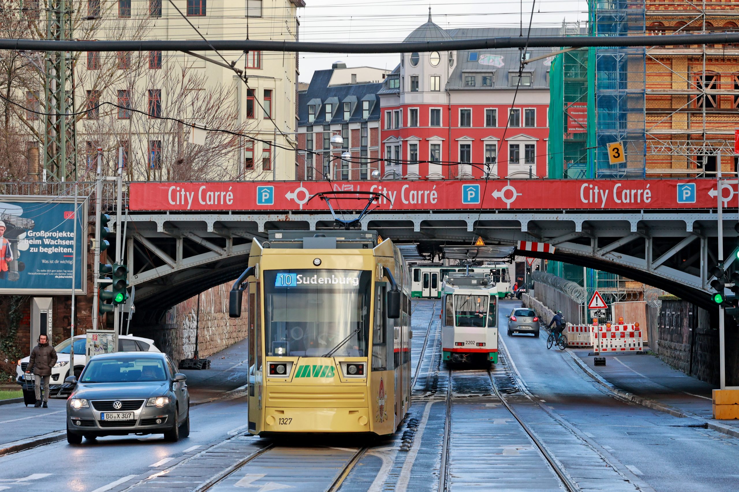 Straßenbahnen der MVB in der Hallische Straße unter der Eisenbahnbrücke der Deutschen Bahn.