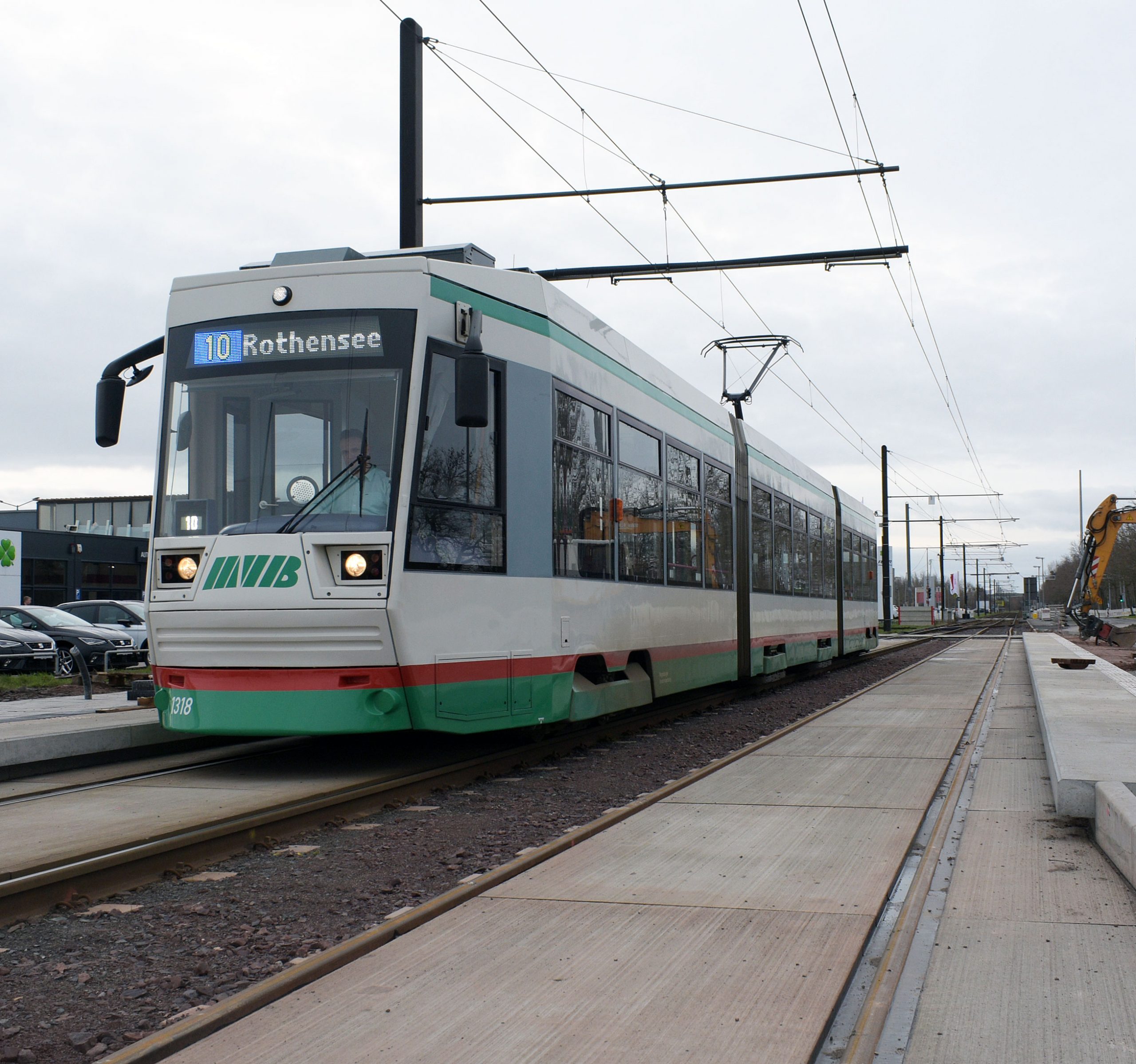 Straßenbahn der Linie 10 Richtung Rothensee an einer barrierefreien Haltestelle.