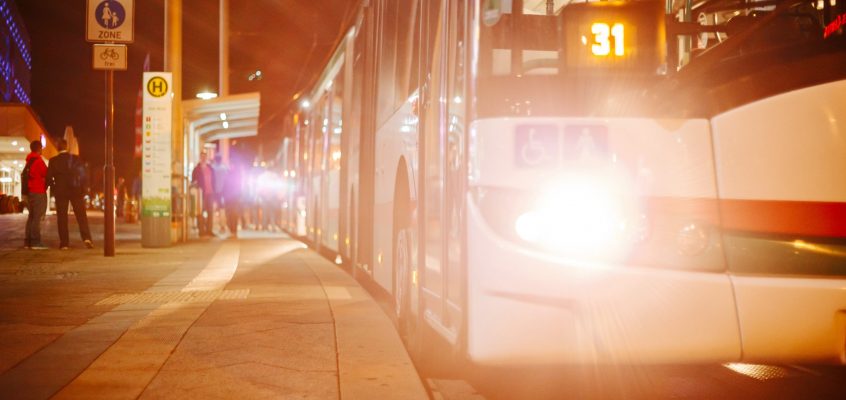 Nachtbusse stehen an der Haltestelle Alter markt.