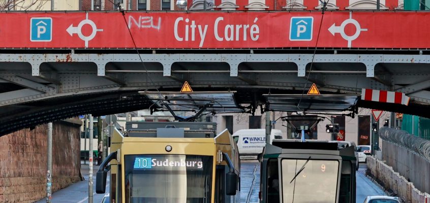 Straßenbahnen der MVB in der Hallische Straße unter der Eisenbahnbrücke der Deutschen Bahn.