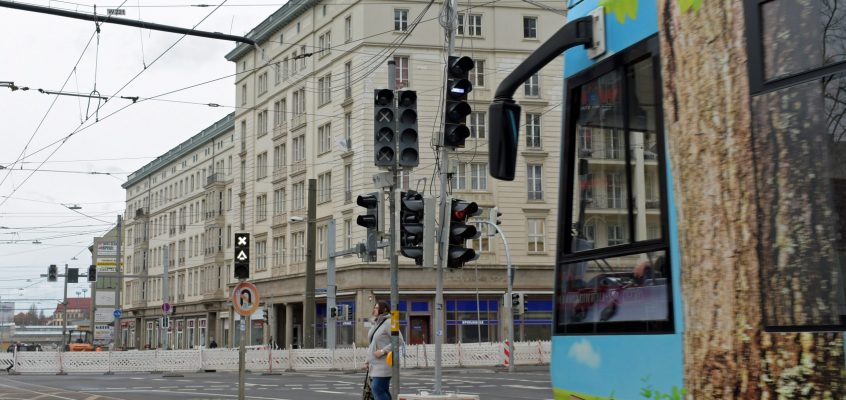 Straßenbahn an der Kreuzung Ernst-Reuther-Allee Otto-von-Guericke-Straße.