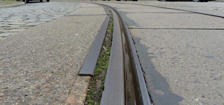 Nahaufnahme von Straßenbahnschienen.