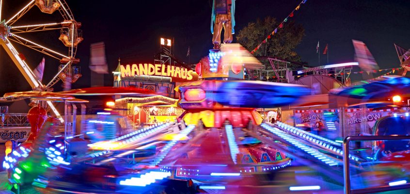 buntes Karussell auf der Herbstmesse