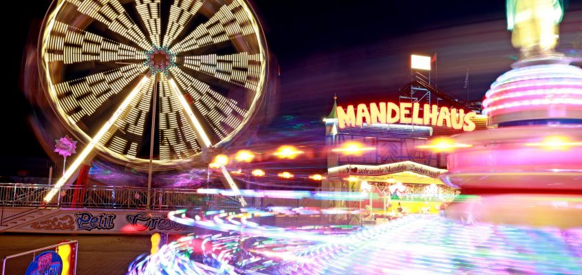 buntes Karussell und Riesenrad auf der Herbstmesse