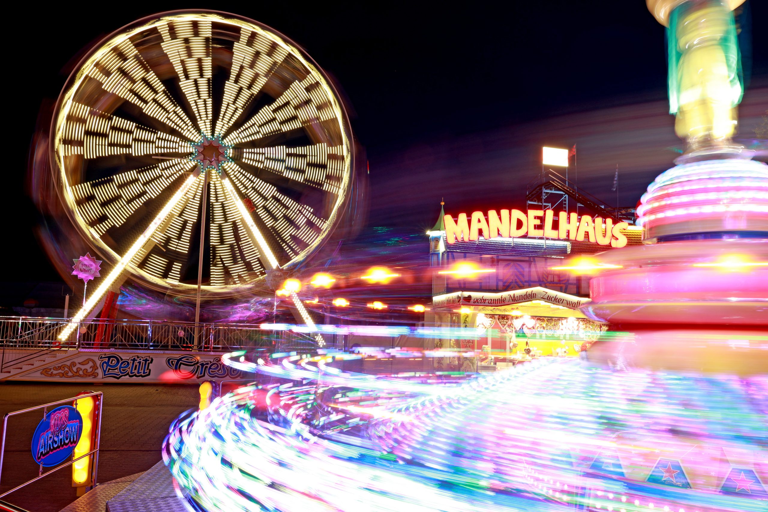 buntes Karussell und Riesenrad auf der Herbstmesse
