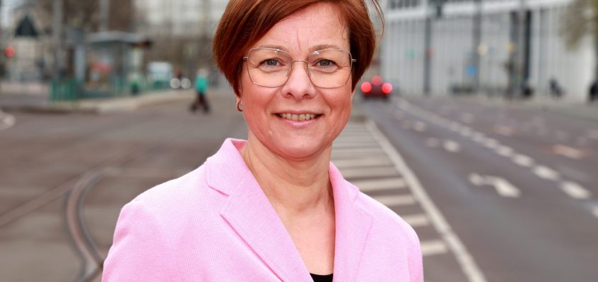 Geschäftsführerin der MVB, Birgit Münster-Rendel auf der Ernst-Reuther-Allee
