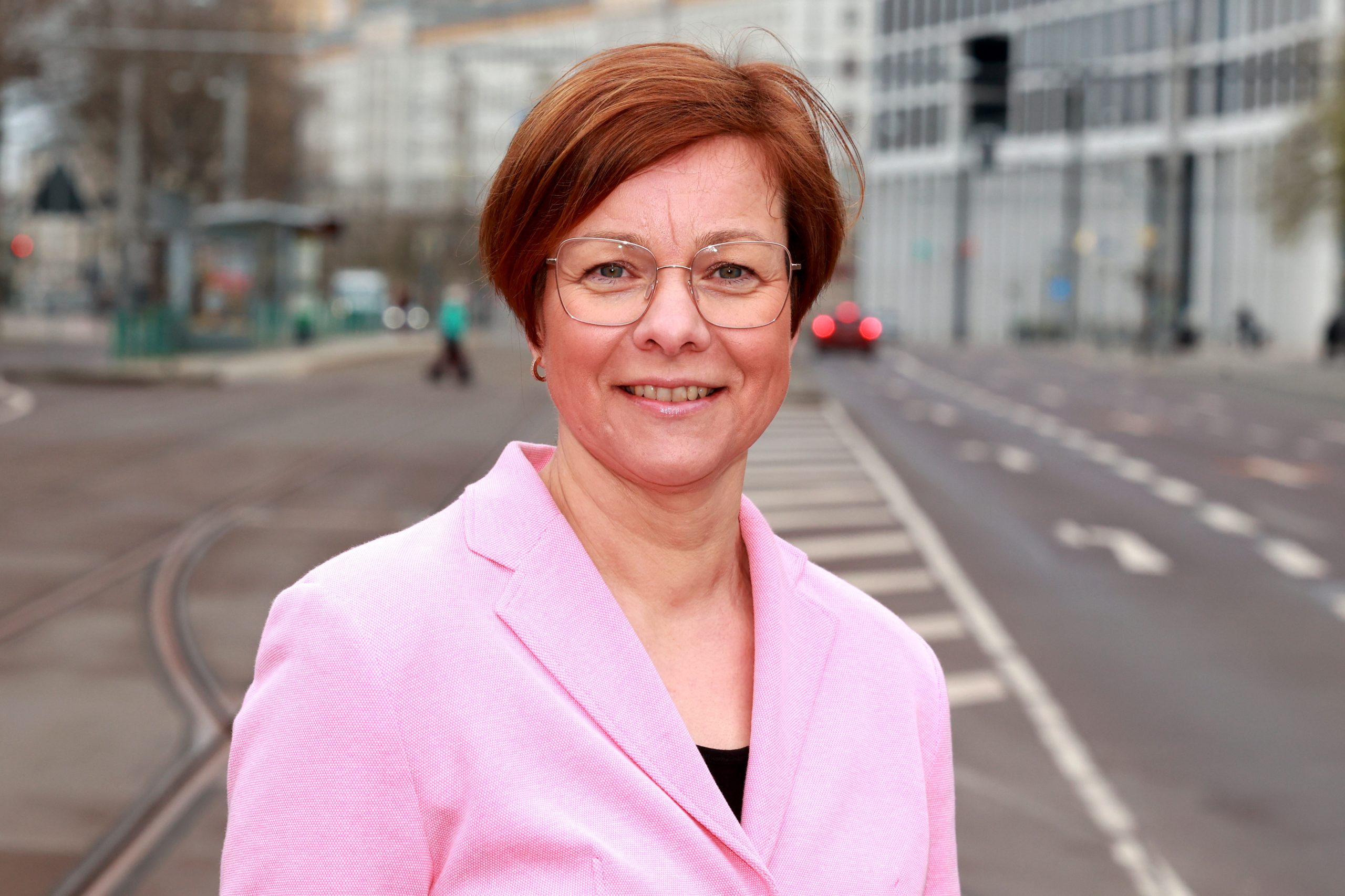Geschäftsführerin der MVB, Birgit Münster-Rendel auf der Ernst-Reuther-Allee
