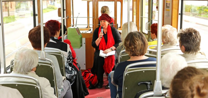 Annett Gröschner liest im Triebwagen.