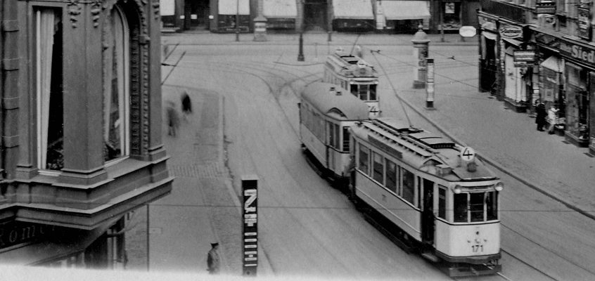 Die Linie 4 fährt durch die Alte Ulrichstraße. Ende der 1920er Jahre war ihr Fahrtziel noch die Friedrichstadt (an der heutigen Haltestelle Arenen). Das Foto zeigt den Blick nach Westen, zu sehen ist die Einmündung Otto-von-Guericke-Straße.