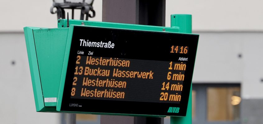 Digitale Fahrgastinformation der Haltestelle Thiemstraße in Buckau.