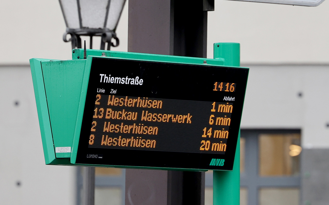 Digitale Fahrgastinformation der Haltestelle Thiemstraße in Buckau.