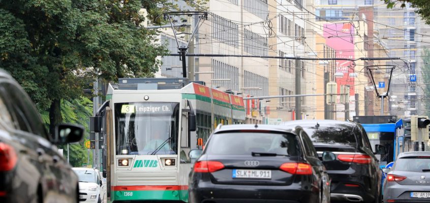 Straßenbahnen und Autos im Stadtverkehr.