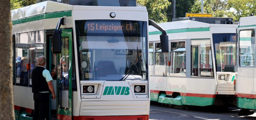 Straßenbahn der Sonderverkehrslinie 15, die Sportfans zu den Arenen bringt.