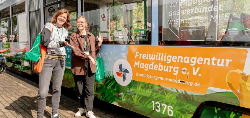 Vertreterinnen der Freiwilligenagentur Magdeburg e.V. vor der Zukunftsbahn mit dem gleichnamigen Schriftzug.