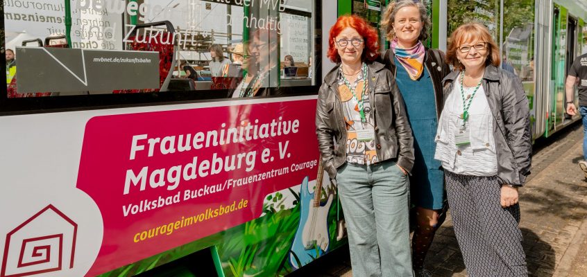 Vertreterinnen der Fraueninitiative Magdeburg e.V. vor der Zukunftsbahn mit dem gleichnamigen Schriftzug.