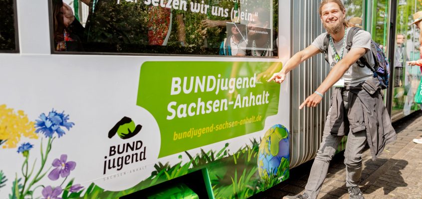 Vertreter des BUNDjugend Sachen-Anhalt vor der mit Vereinen bedruckten Zukunftsbahn mit dem gleichnamigen Schriftzug