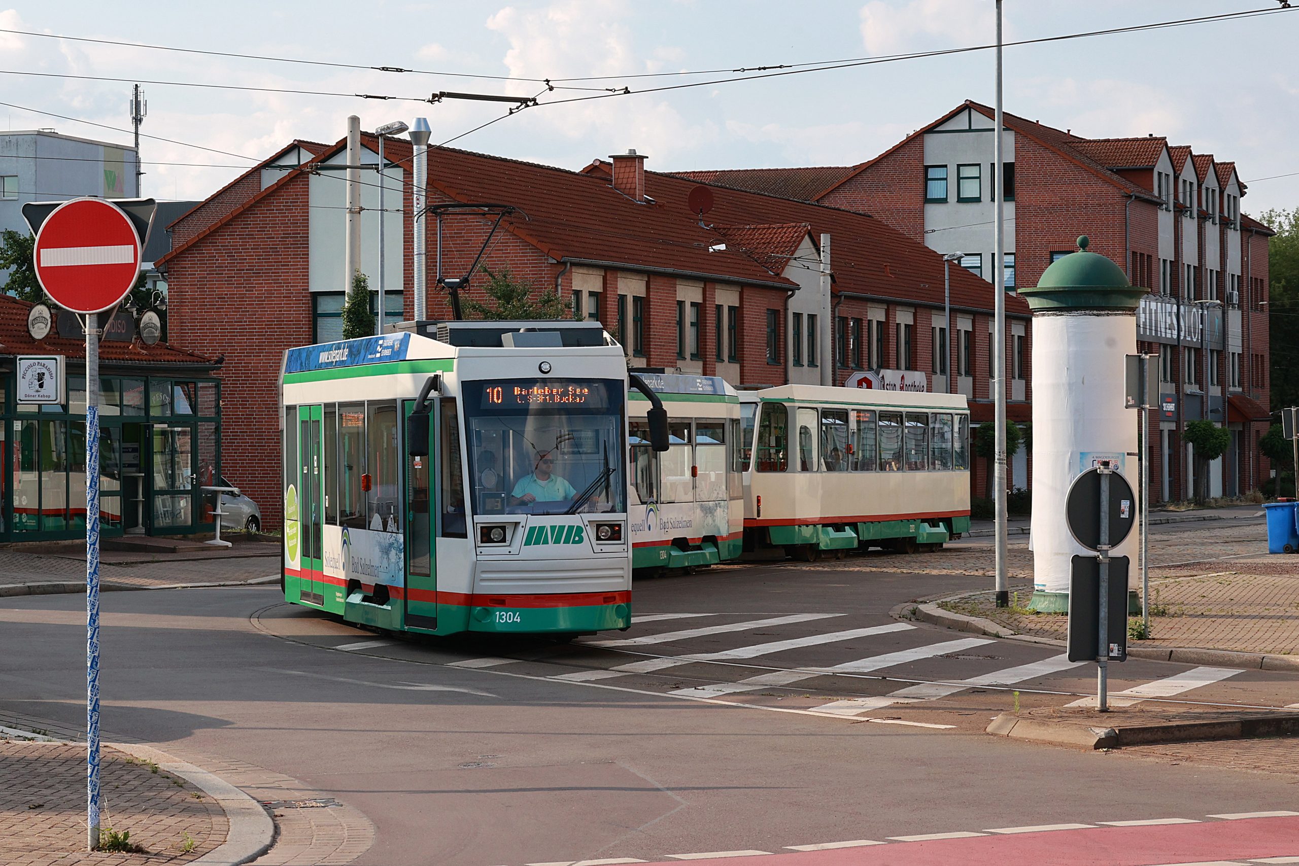 Endhaltestelle Kroatenwuhne in Sudenburg mit einer Straßenbahn der Linie 10 Richtung Barleber See