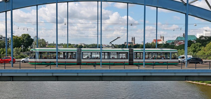 Straßenbahn und Autos fahren über die Jerusalembrücke. Dom und Elbe sind im Hintergrund zu sehen