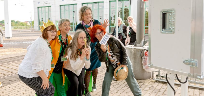 Frauen posen vor einer Fotobox bei der Einweihung der Zukunftsbahn.