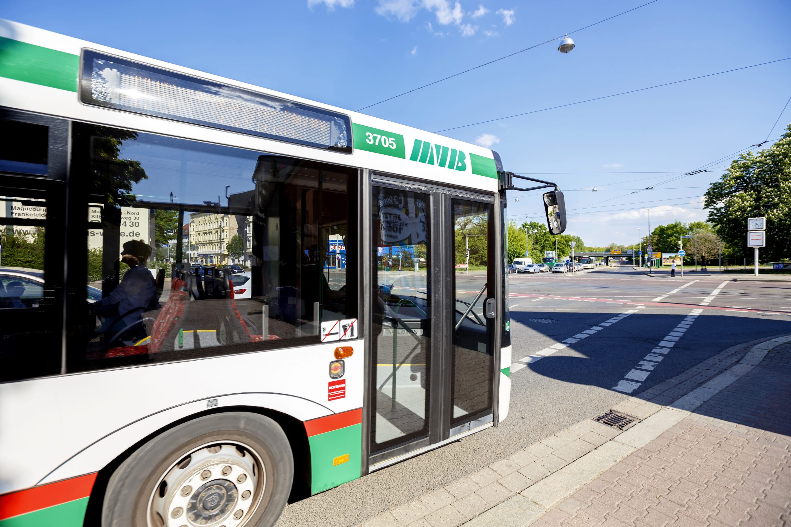 Bus der MVB im Straßenverkehr.