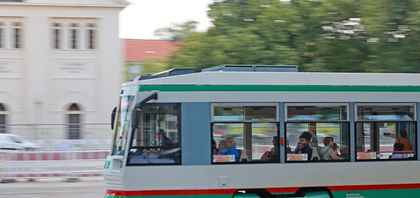 Bewegungsunscharfe Aufnahme einer Straßenbahn vor der Nicolai Kirche.