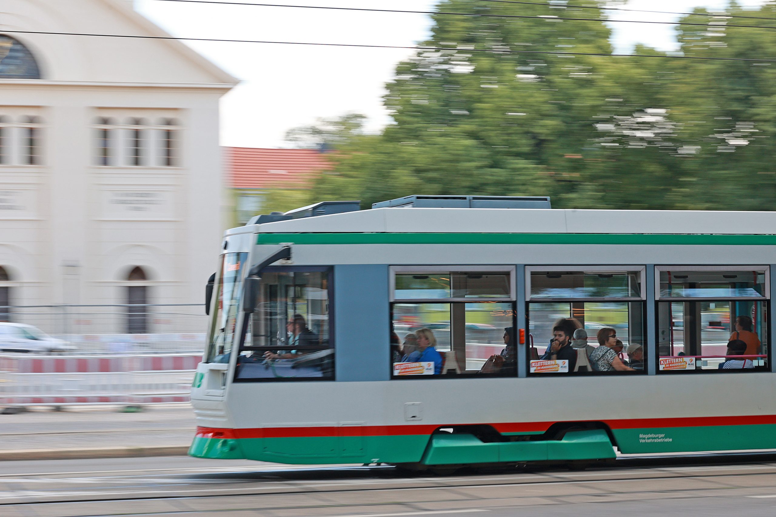 Bewegungsunscharfe Aufnahme einer Straßenbahn vor der Nicolai Kirche.