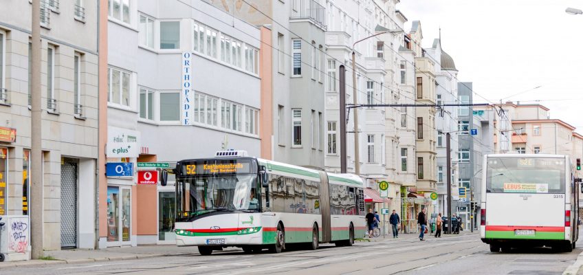 Busse der Linie 52 auf der Großen Diesdorfer Straße.