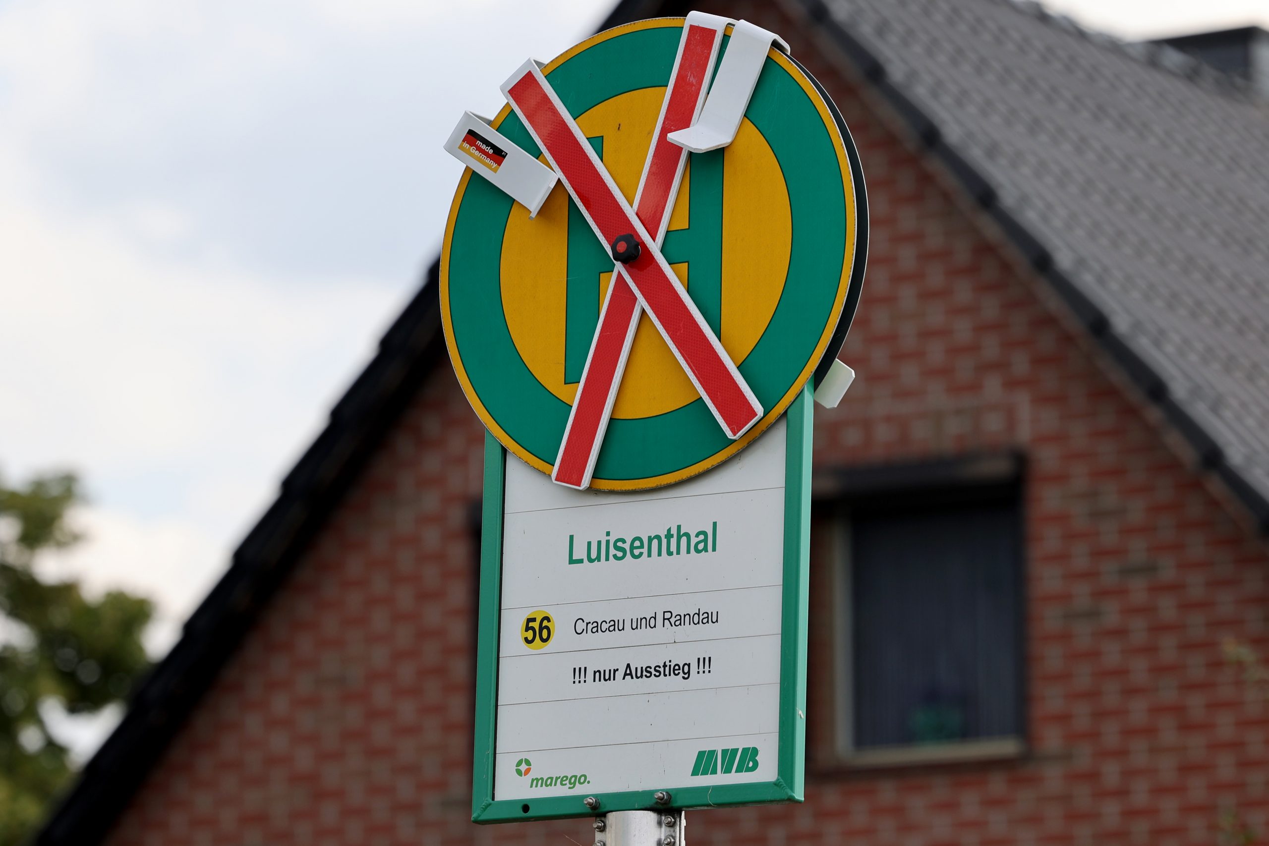 Durchgestrichenes Haltestellenschild der Haltestelle Luisenthal.