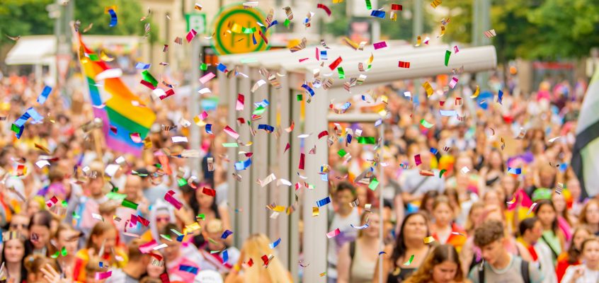 Konfetti der SCD Demonstration in Magdeburg.
