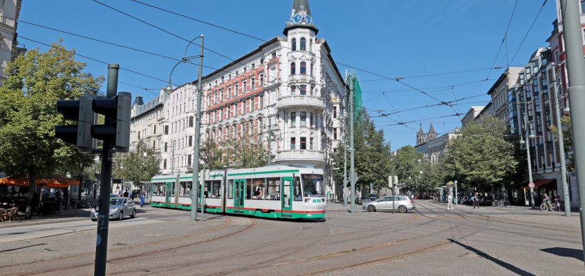 Straßenbahn fährt über den Hasselbachplatz.