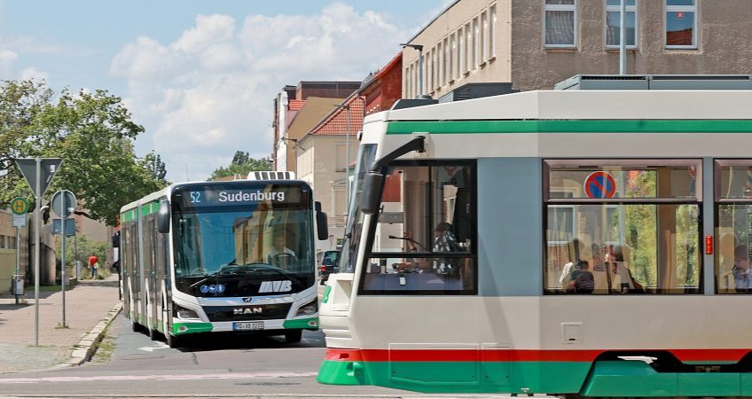 Straßenbahn und Bus im Stadtverkehr.