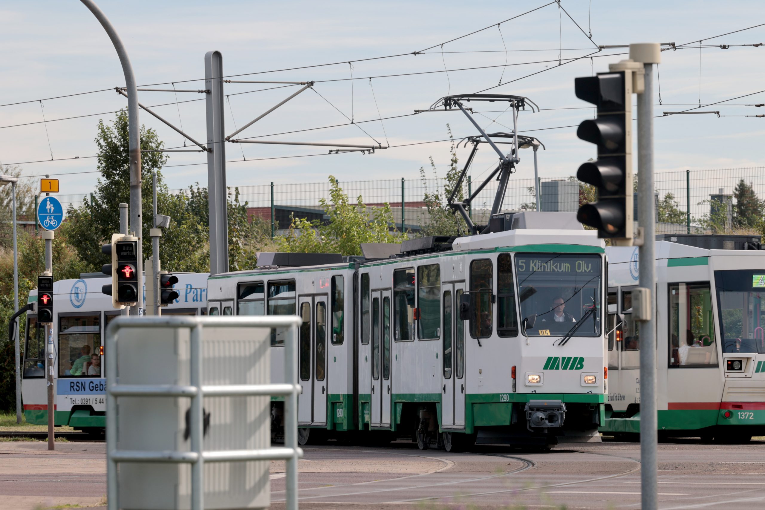 Straßenbahn der Linie 5 Richtung Klinikum Olvenstedt im Straßenverkehr.