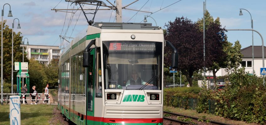 Straßenbahn der Linie 5 Richtung Leipziger Chaussee im Straßenverkehr.